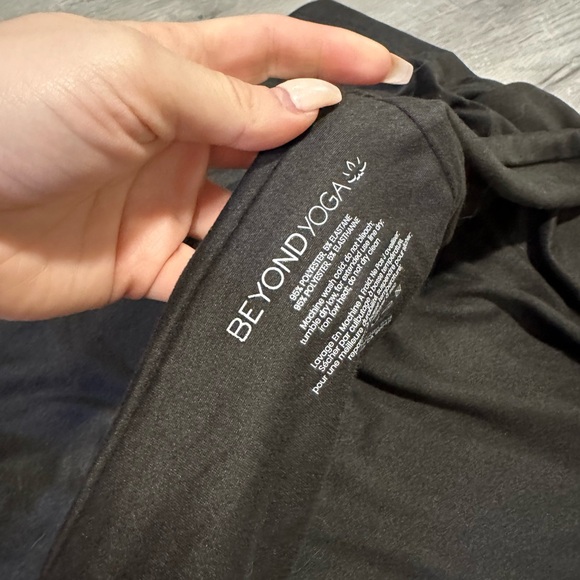 Beyond yoga pocket infinity scarf NWT black large neutral comfort activewear - Picture 5 of 7